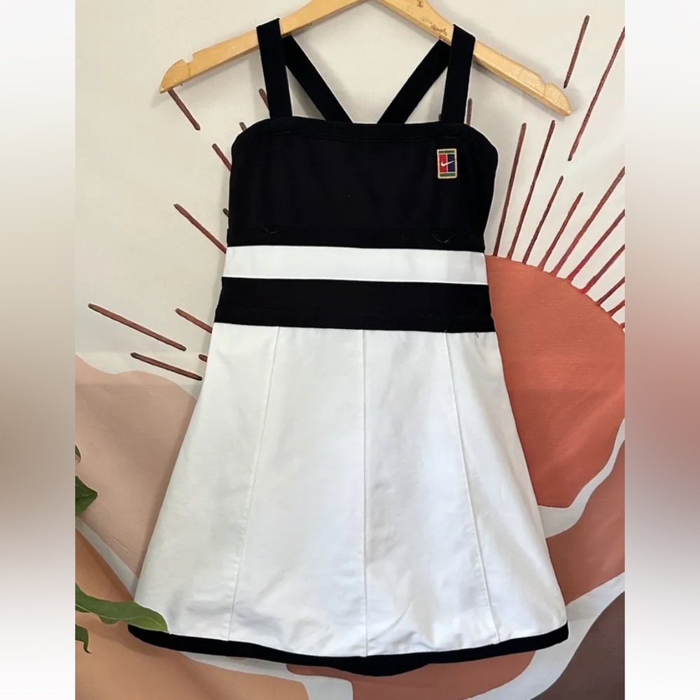Nike Fit Dry Size Small 4-6 Womans White Black Tennis Athletic Sports Dress.